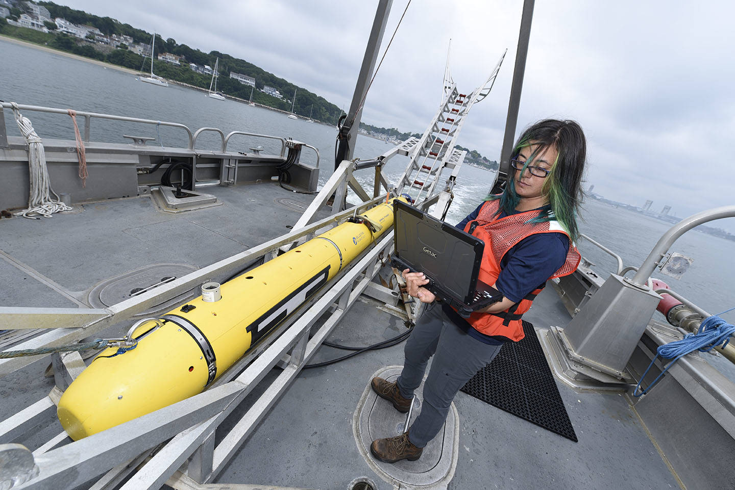 Redesigned Bluefin-12 UUV With Operator on Boat 1