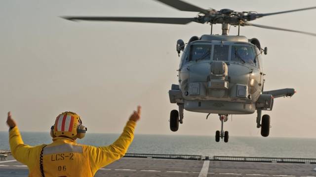 LCS-2 USS Independence - Helicopter Lands on Flight Deck 04 - cropped
