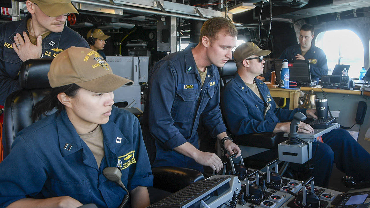 USS Manchester LCS 14 Sailors in Bridge