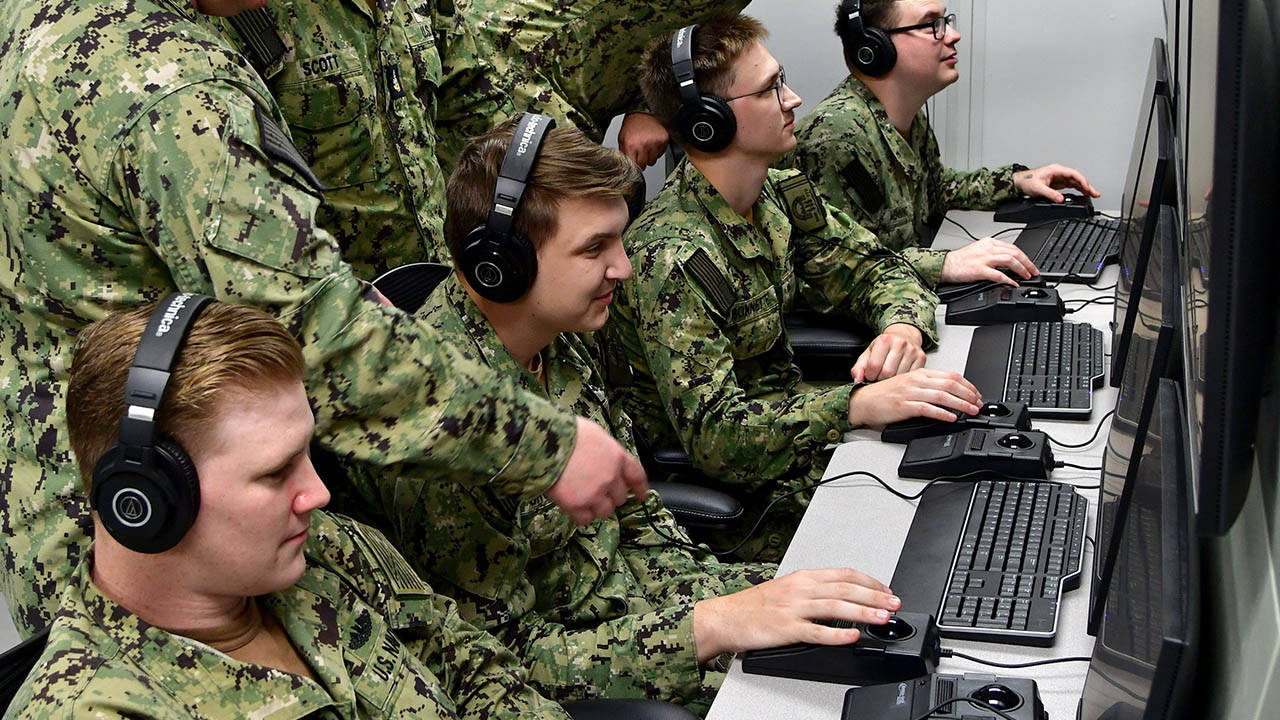 Sailors from USS Greeneville SSN 772 using the combat systems trainer