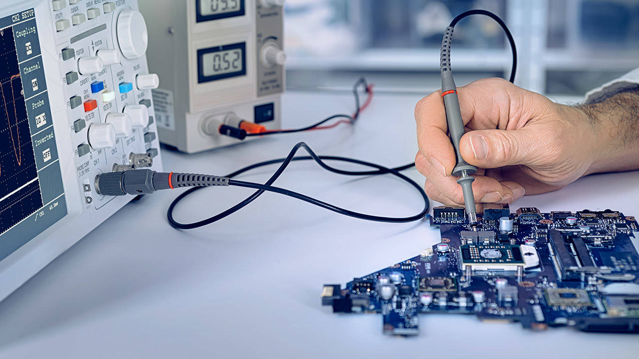 Tech fixes motherboard - 1926630695